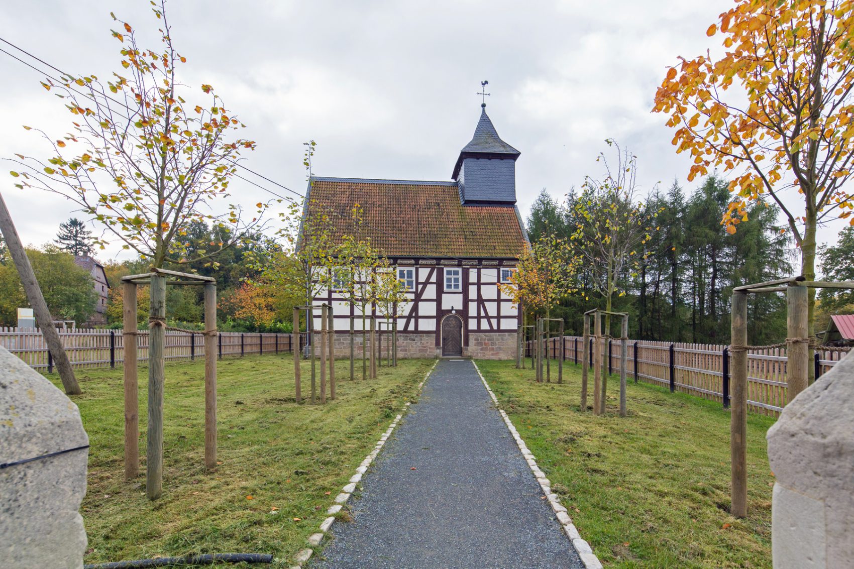 Kirche aus Kohlgrund im Herbst