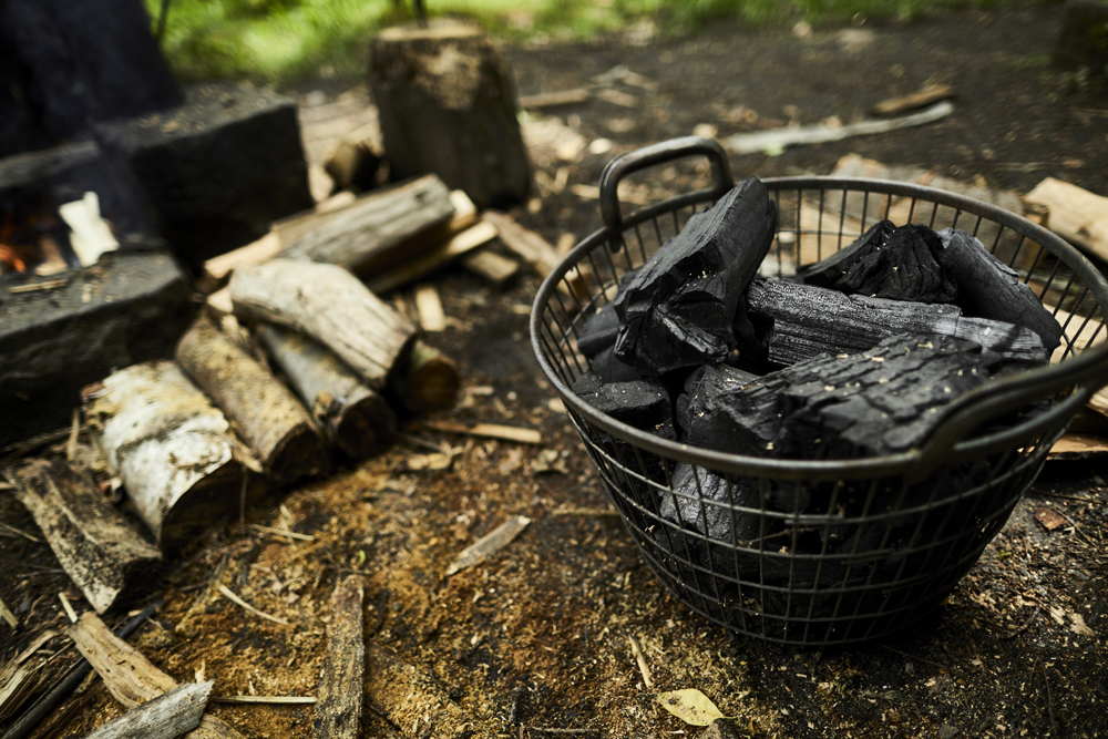 Holzkohle im Eisenkorb