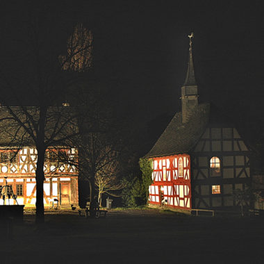 Der Dorfplatz bei Nacht