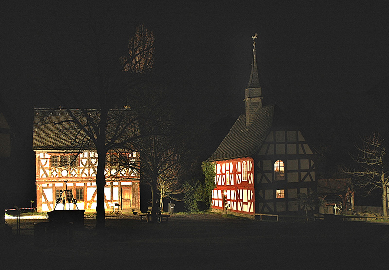 Der Dorfplatz bei Nacht