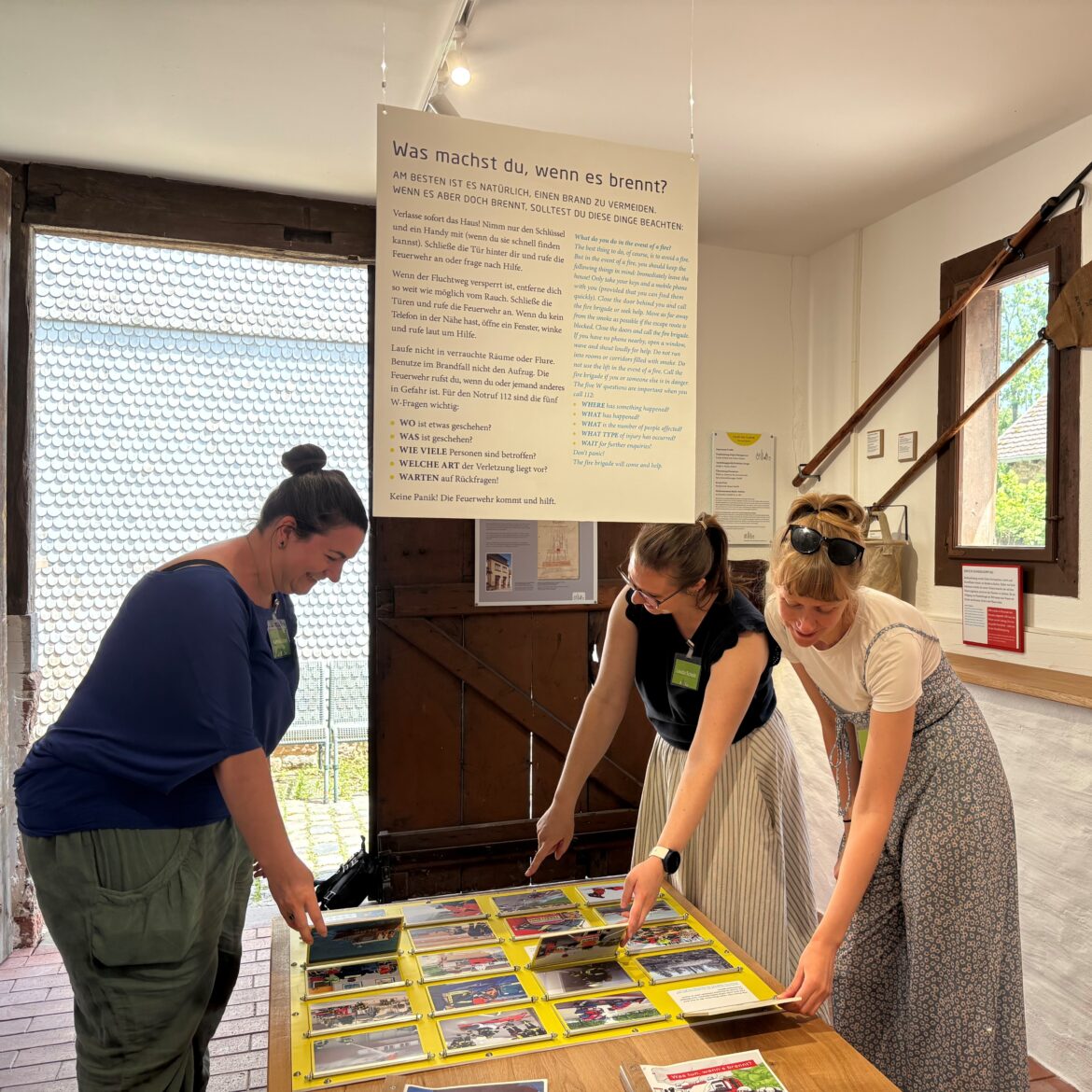 Besucherinnen in der Ausstellung Feuer und Flamme