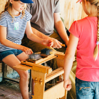 Kinder bei der Flachsverarbeitung