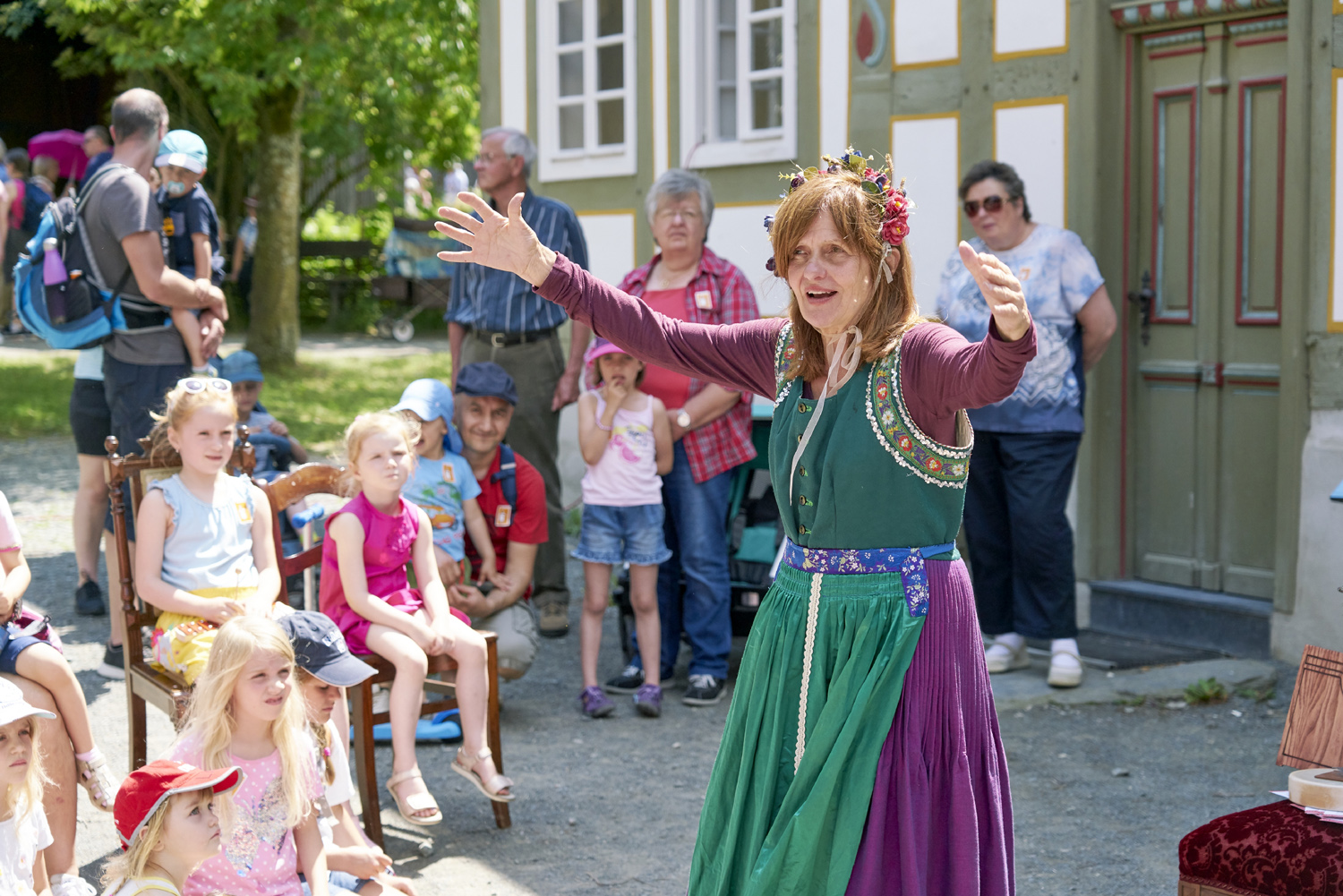 Veranstaltungsfoto Märchentag, Märchenerzählerin in Aktion