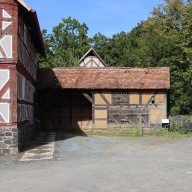 Nebengebäude aus Launsbach grenzt an das Hautphaus im hinteren Teil