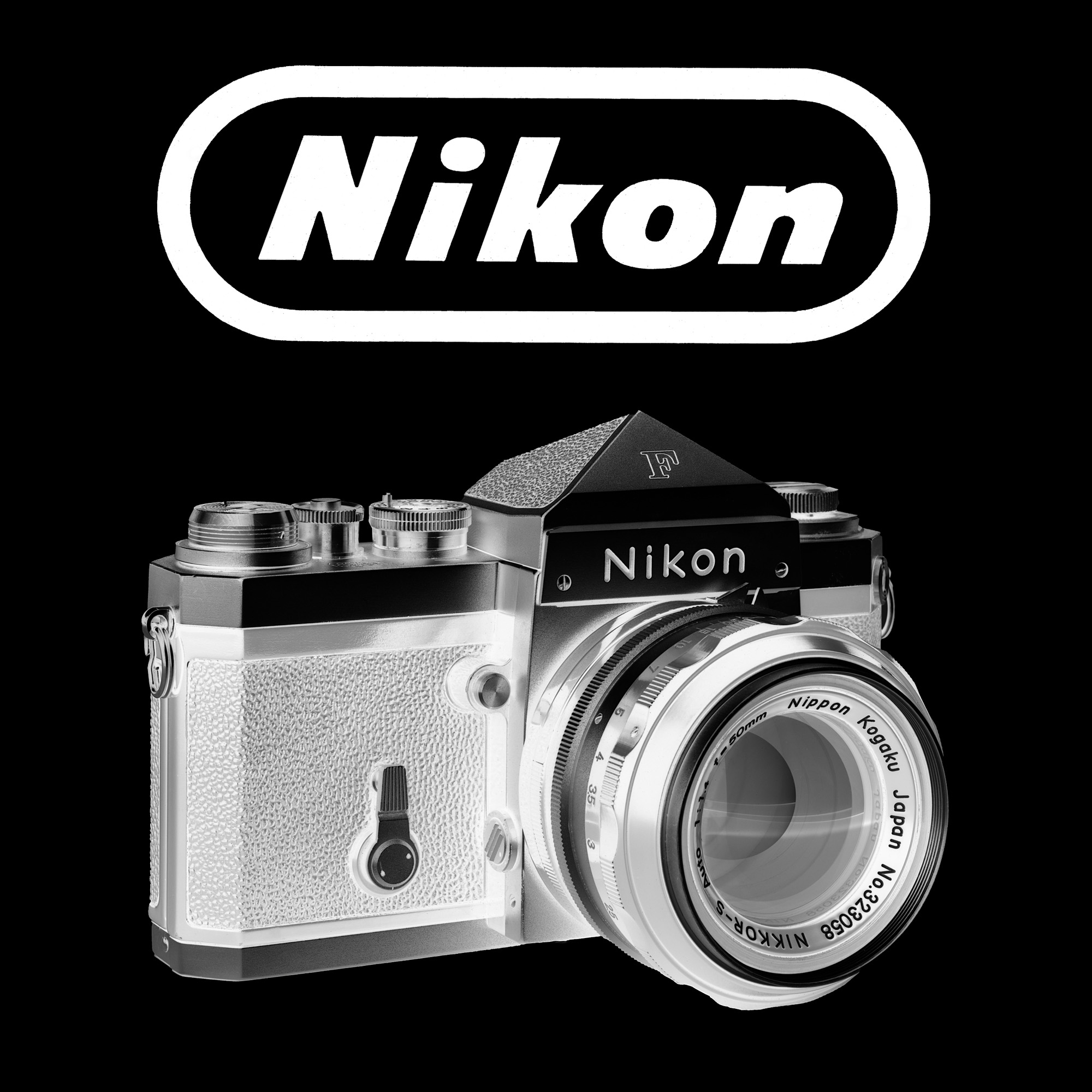 Nikon F-Kamera vor schwarzem Hintergrund
