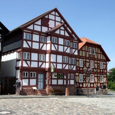 Fachwerkhaus aus Gemünden dient als Ausstellungsgebäude am Marktplatz