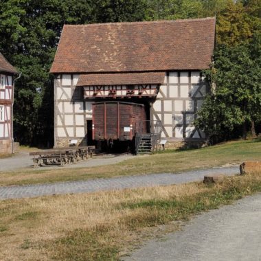 Scheune aus Damshausen mit Einfahrt für Güterzüge