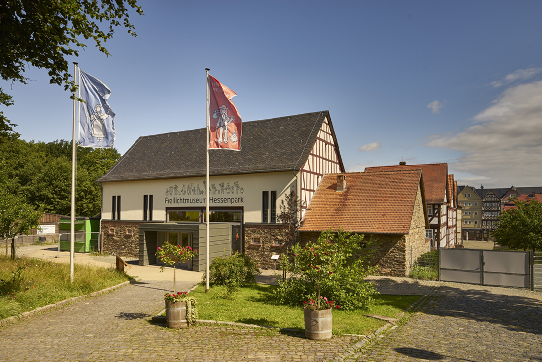 Das Eingangsgebäude mit Hessenpark-Fahne im Vordergrund