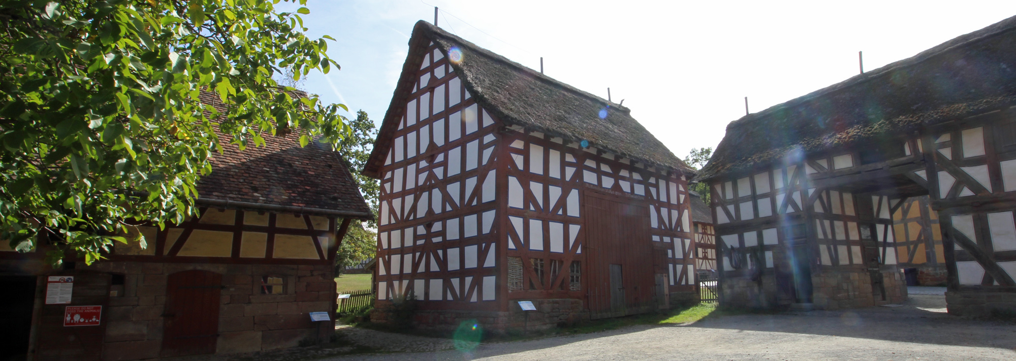 Fachwerkscheune mit roten Balken und weißen Zwischenflächen