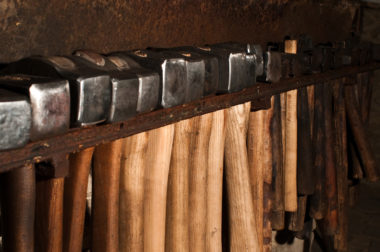 Werkzeugleiste mit Hammern in der Schmiede aus Weinbach