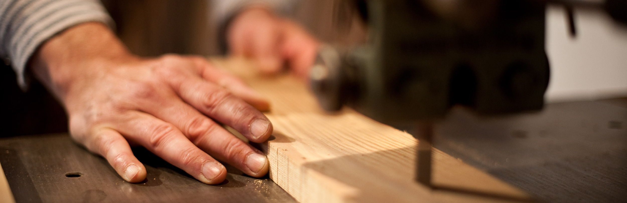 Schreiner sägt Holz in der Schreinerei