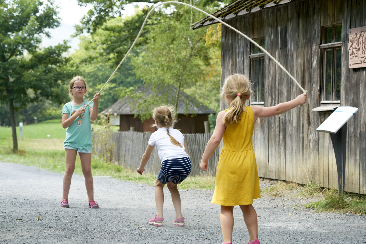 Kinder beim Seilspringen