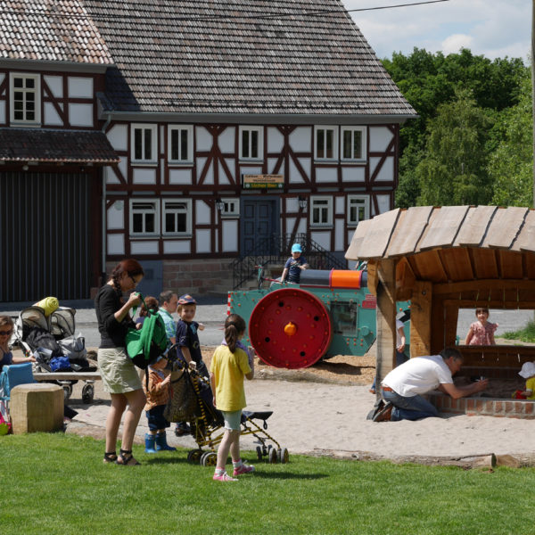 Blick auf den Kinderspielplatz, dahinter die Martinsklause