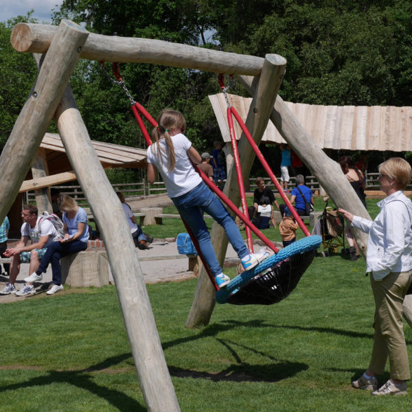 Schaukel auf dem Kinderspielplatz mit Kindern