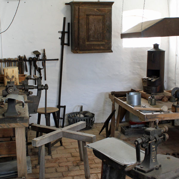 Blick in die Stallscheune aus Münchhausen mit vielen verschiedenen Werkzeugen einer Blechscmiede.