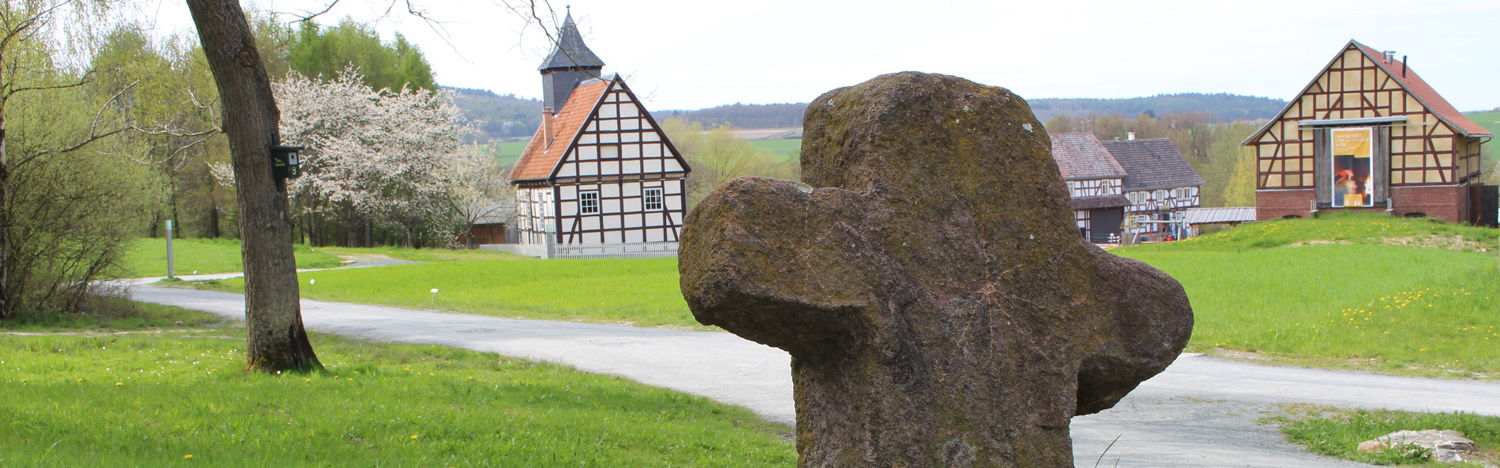 Im Vordergrund das Steinkreiz, dahinter ist die Kirche aus Kohlgrund zu erkennen.