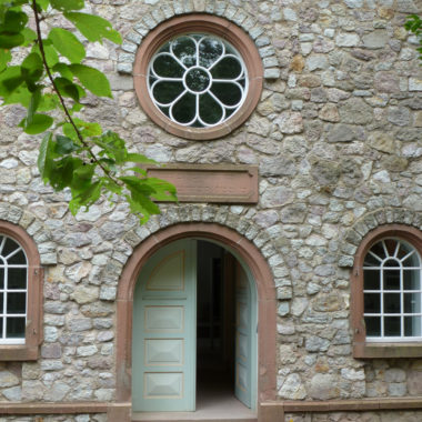 Blick auf den Eingang der Synagoge aus Groß-Umstadt