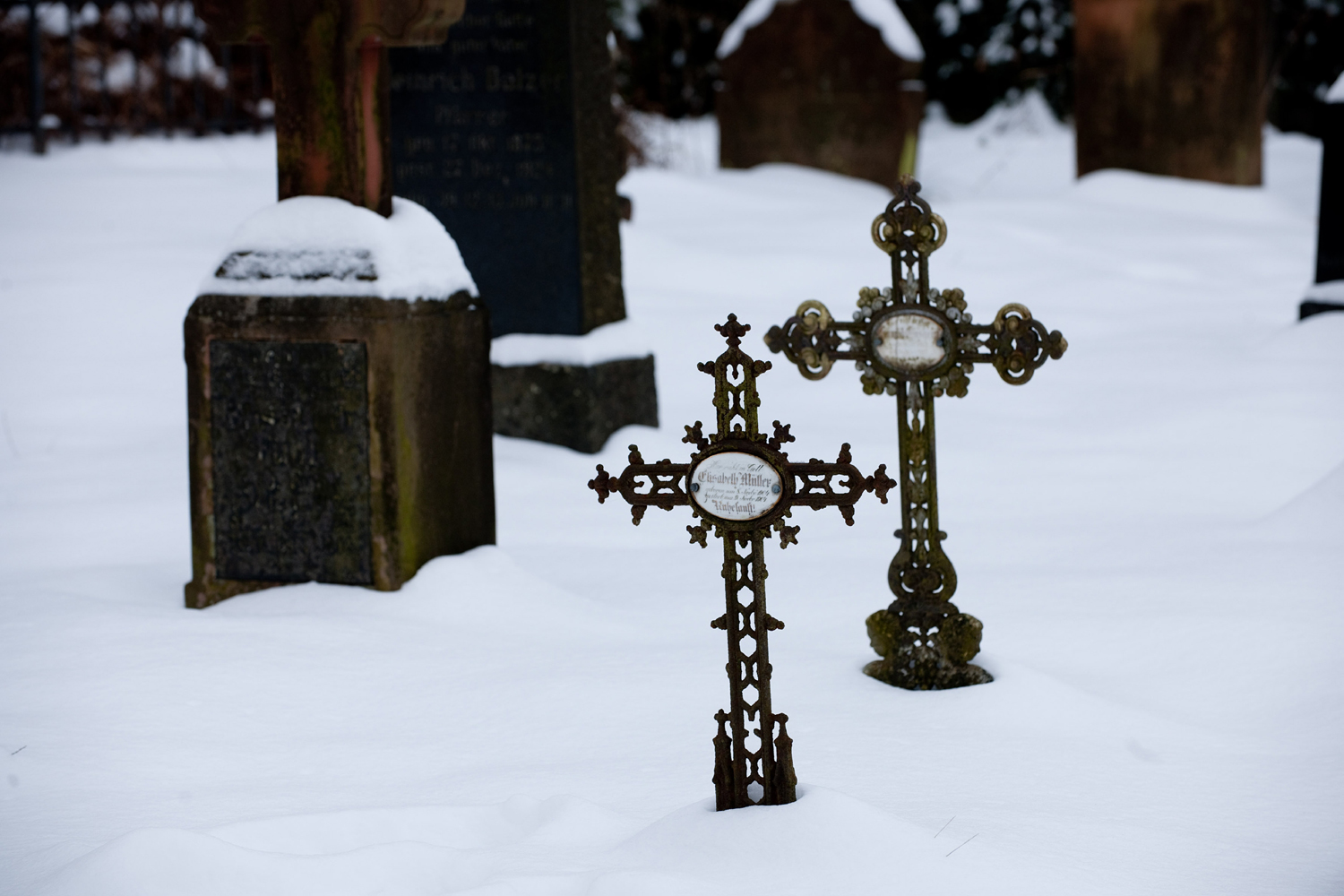 Grabkreuze im Schnee