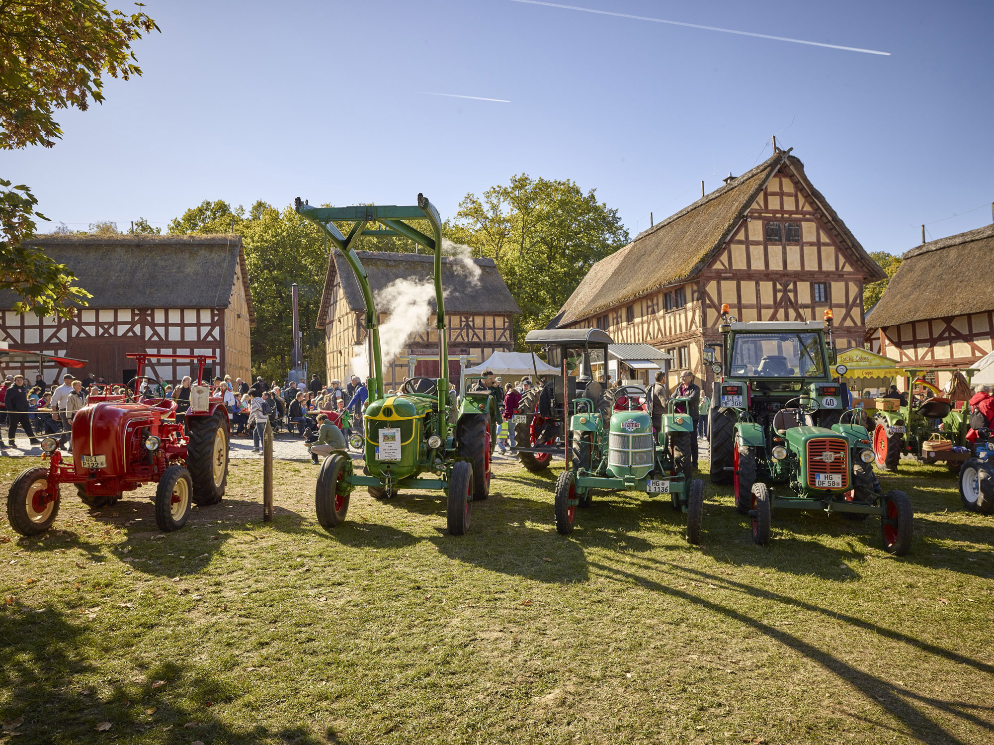 Veranstaltungsfoto Treckertreff: Rote und grüne Oldtimer-Traktoren in der Baugruppe Mittelhessen