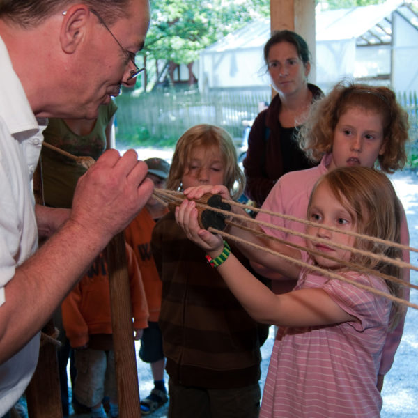 Kinder stellen Seile her