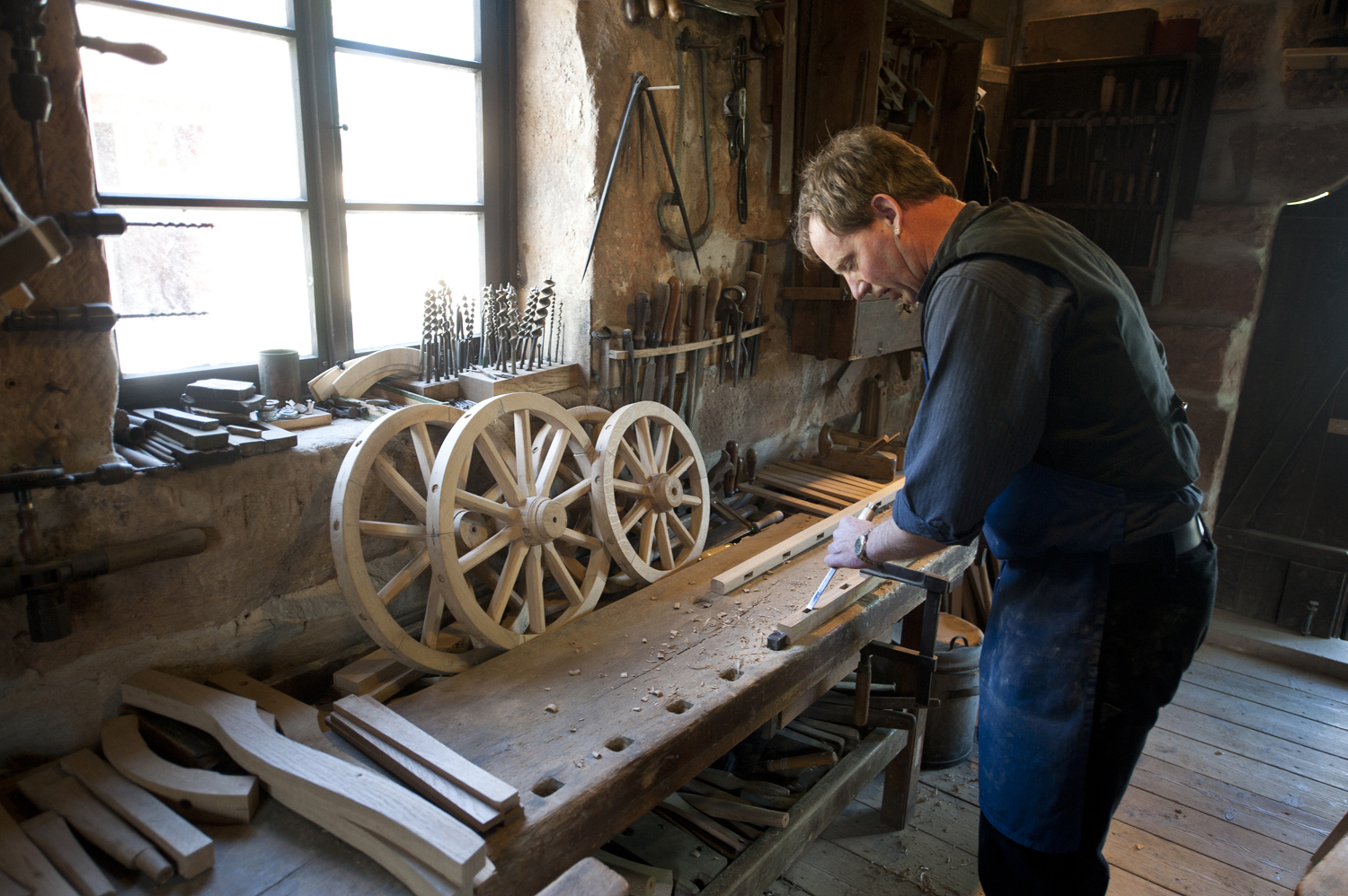 Wagner bei der Arbeit an der Arbeitsplatte.