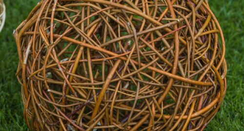 Flechten einer Weidenkugel am 15. November 2025