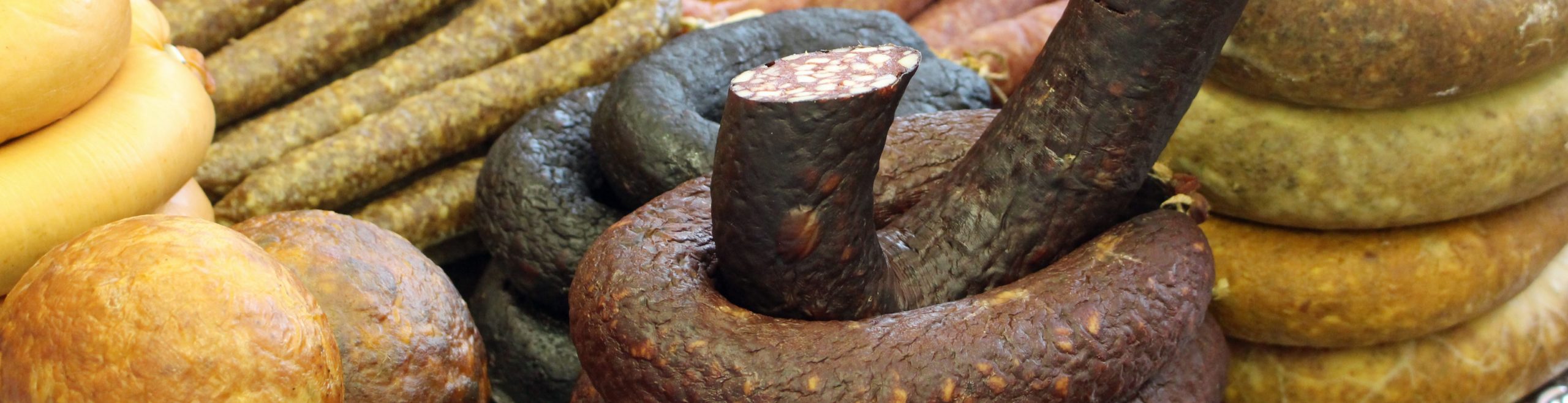 Nahaufnahme der Wurstheke im Marktladen