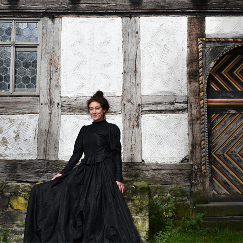 Braut in historischem schwarzen Brautkleid vor dem Haus aus Niedergemünden.